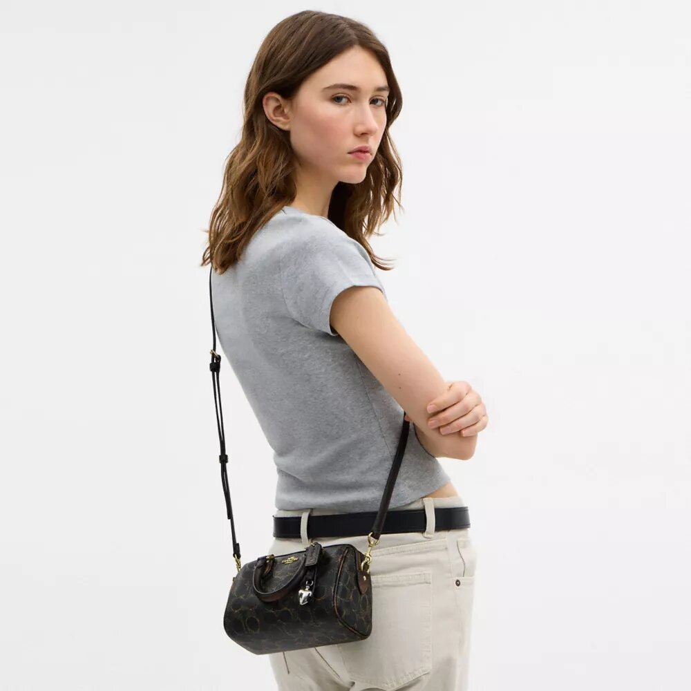 Mini sac bandoulière Rowan en Signature Canvas avec Charms