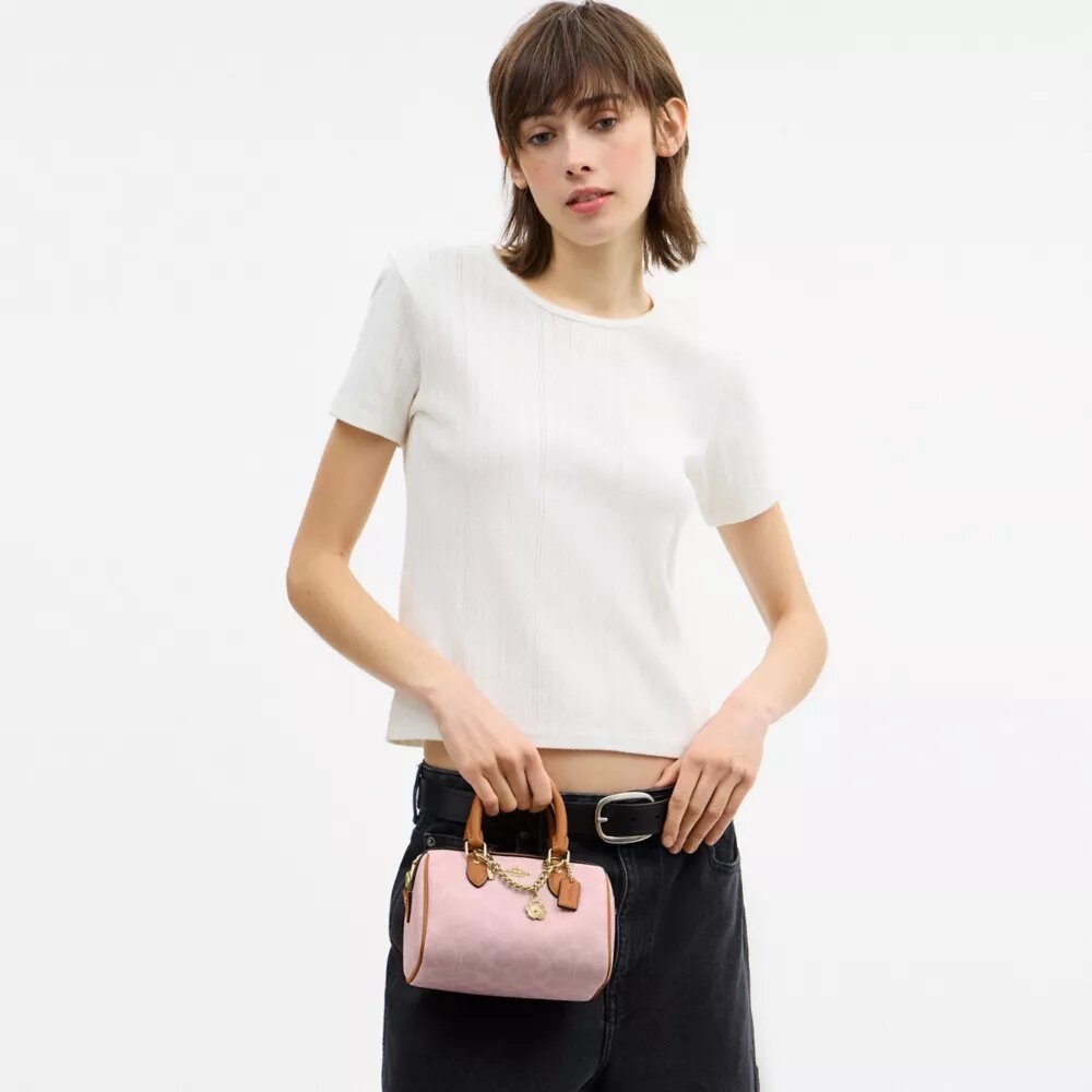Mini sac bandoulière Rowan en Signature Canvas avec Charms