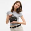 Mini sac bandoulière Rowan en Signature Canvas avec Charms