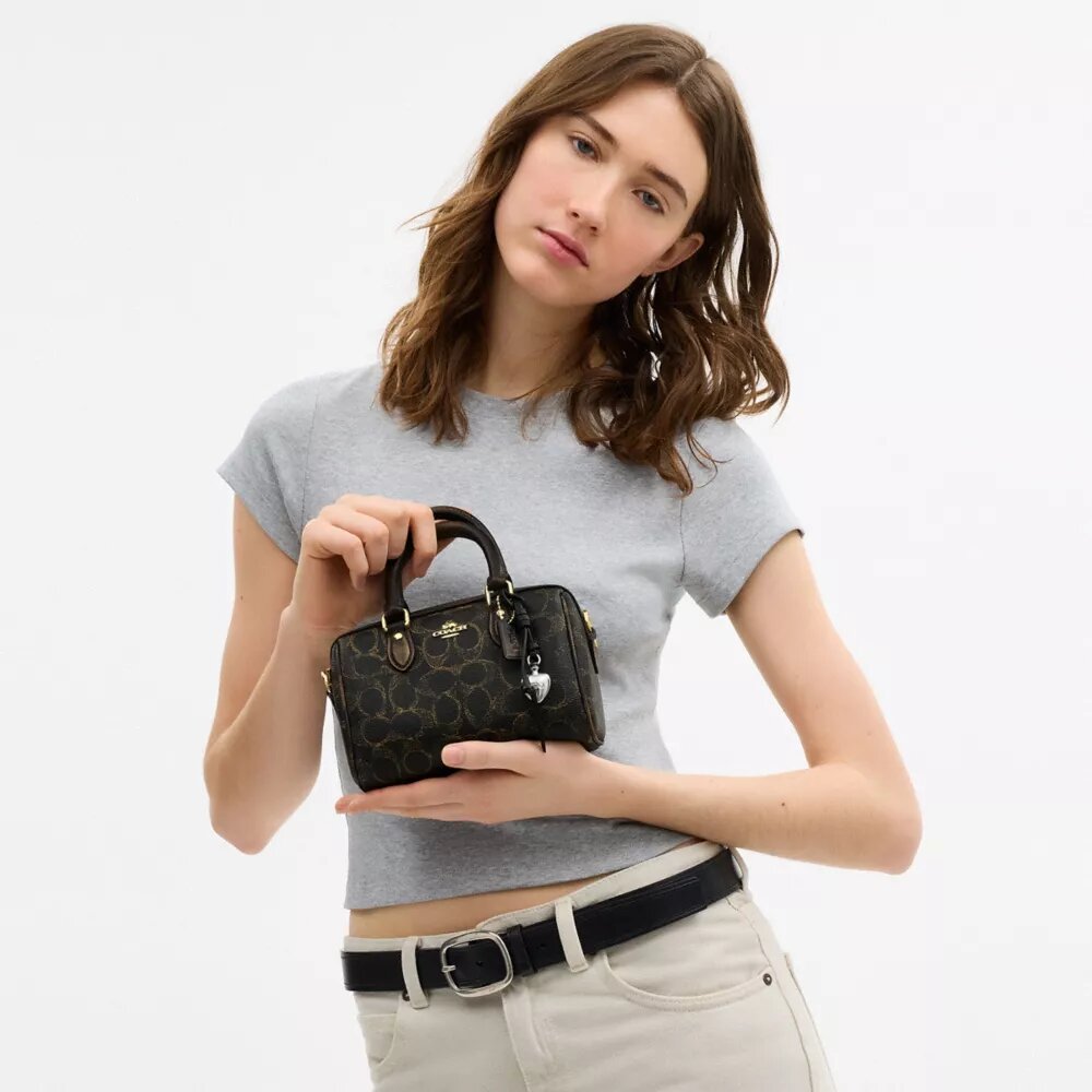 Mini sac bandoulière Rowan en Signature Canvas avec Charms