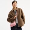 Mini sac bandoulière Teri en cuir emblématique avec breloque en forme de cœur