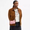 Mini sac bandoulière Teri en cuir emblématique avec breloque en forme de cœur