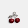 Petit charm « chaussure cerise »