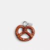 Petit charm « Pretzel » pour chaussures