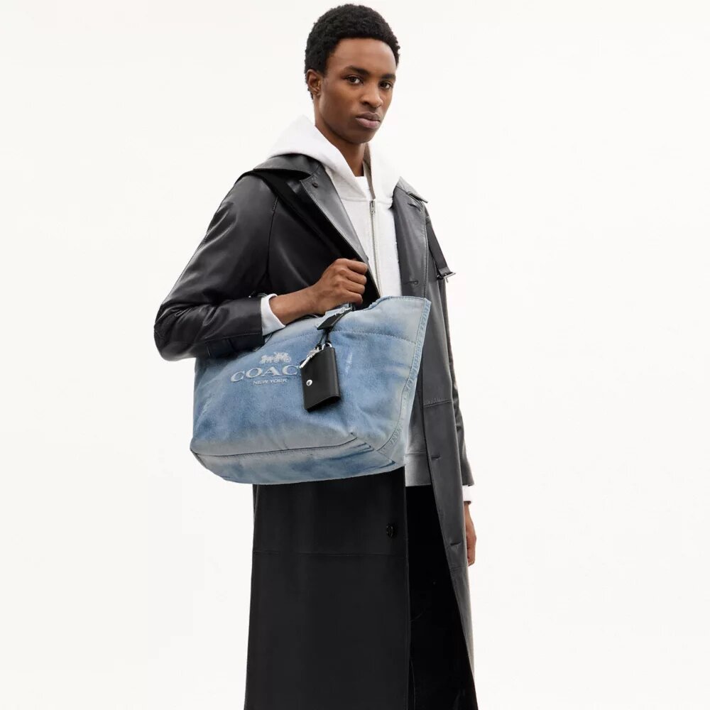 Petit sac cabas « Tour » en denim « Loved » avec Charms