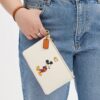Petite pochette dragonne Disney X Coach Essential en cuir régénéré avec Mickey Mouse