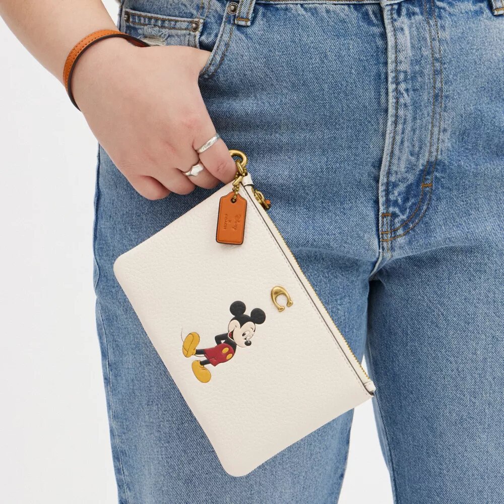 Petite pochette dragonne Disney X Coach Essential en cuir régénéré avec Mickey Mouse