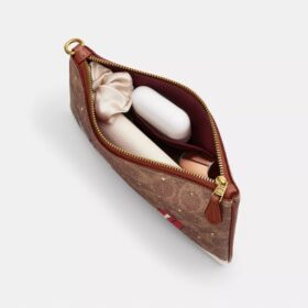Petite pochette dragonne Essential en Signature Canvas avec cadeaux de Noël