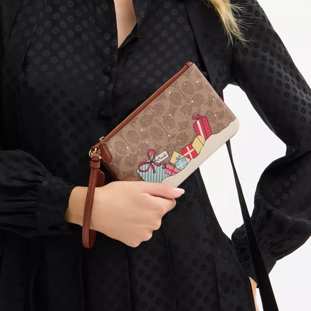Petite pochette dragonne Essential en Signature Canvas avec cadeaux de Noël