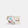 Petite pochette dragonne indispensable à imprimé autocollants
