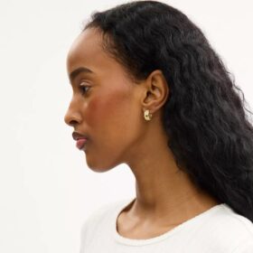 Petites boucles d’oreilles créoles texturées emblématiques
