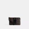 Pochette dragonne avec fermeture à glissière en coin en Signature Canvas à rayures