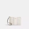 Pochette dragonne avec fermeture à glissière en coin en Signature Canvas à rayures