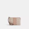 Pochette dragonne avec fermeture à glissière en coin en Signature Canvas à rayures