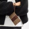 Pochette dragonne avec fermeture à glissière en coin en Signature Canvas à rayures
