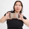 Pochette dragonne avec fermeture à glissière en coin en Signature Canvas à rayures