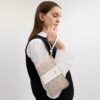 Pochette dragonne avec fermeture à glissière en coin en Signature Canvas à rayures