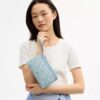Pochette dragonne à double fermeture éclair avec imprimé floral