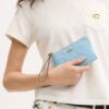 Pochette dragonne à fermeture éclair d'angle en cuir emblématique