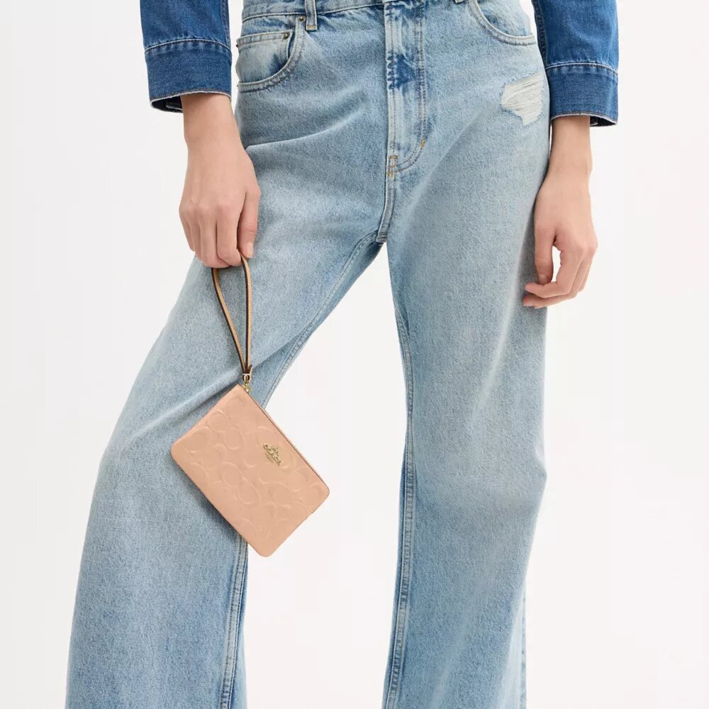 Pochette dragonne à fermeture éclair d'angle en cuir emblématique