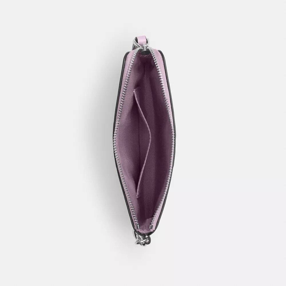 Pochette dragonne à fermeture éclair d'angle en cuir emblématique avec breloque en forme de cœur
