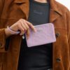 Pochette dragonne à fermeture éclair d'angle en cuir emblématique avec breloque en forme de cœur