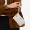 Pochette dragonne à fermeture éclair d'angle en cuir emblématique avec breloque en forme de cœur