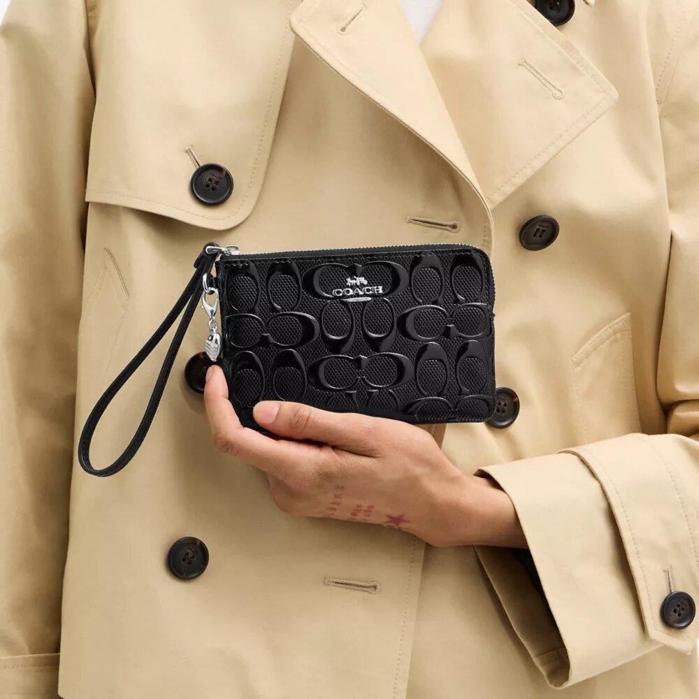 Pochette dragonne à fermeture éclair d'angle en cuir emblématique avec breloque en forme de cœur