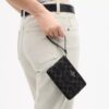 Pochette dragonne à fermeture éclair d'angle en denim emblématique