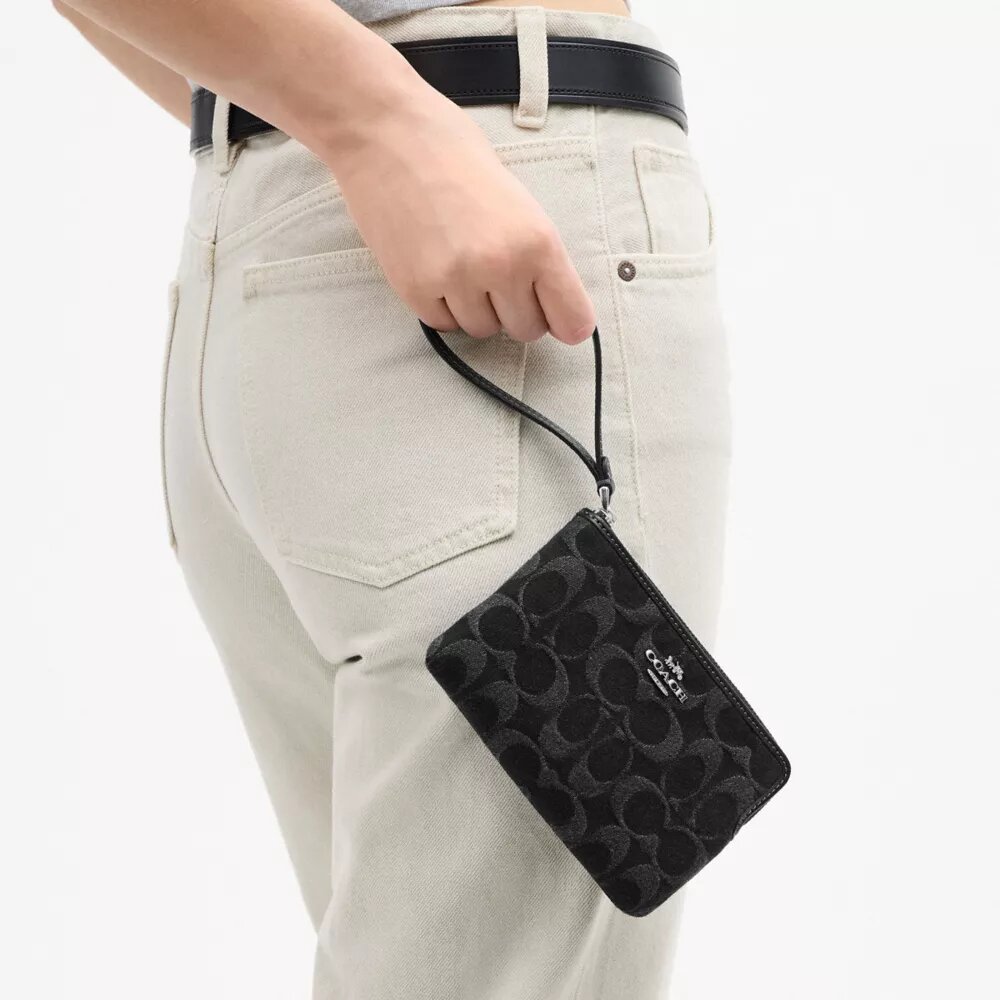 Pochette dragonne à fermeture éclair d'angle en denim emblématique