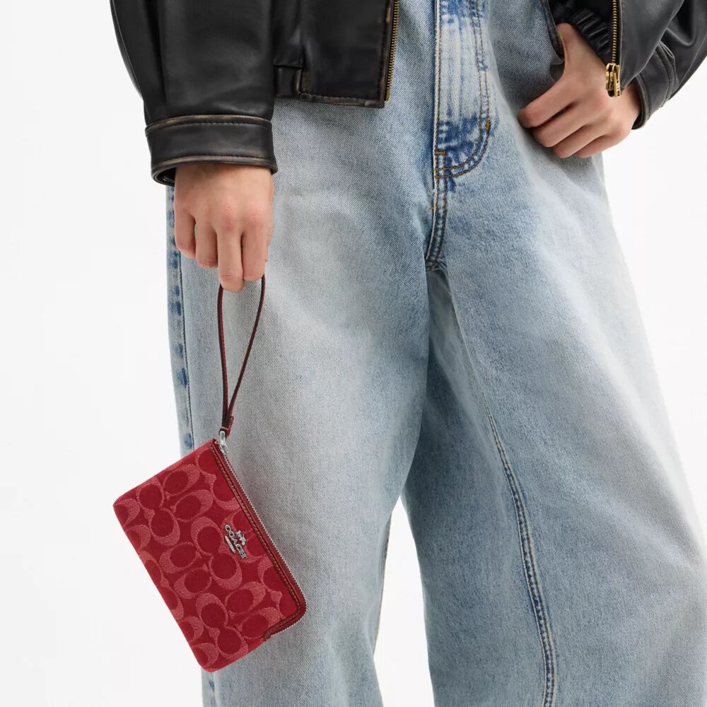 Pochette dragonne à fermeture éclair d'angle en denim emblématique