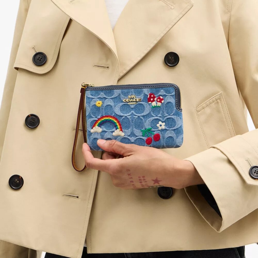 Pochette dragonne à fermeture éclair d'angle en denim emblématique