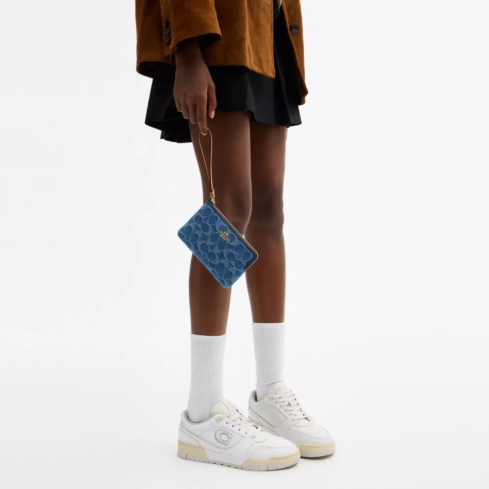Pochette dragonne à fermeture éclair d'angle en denim emblématique