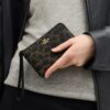 Pochette dragonne à fermeture éclair d'angle en Signature Canvas