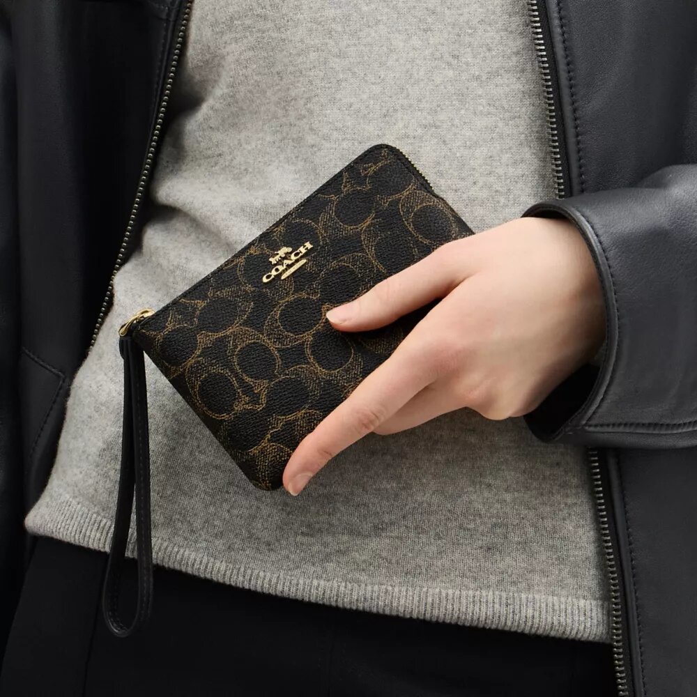 Pochette dragonne à fermeture éclair d'angle en Signature Canvas