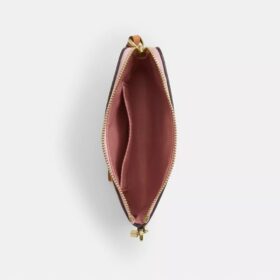 Pochette dragonne à fermeture éclair d’angle en Signature Canvas avec Charms