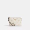 Pochette dragonne à fermeture éclair dans le coin avec rivets en forme de cœur