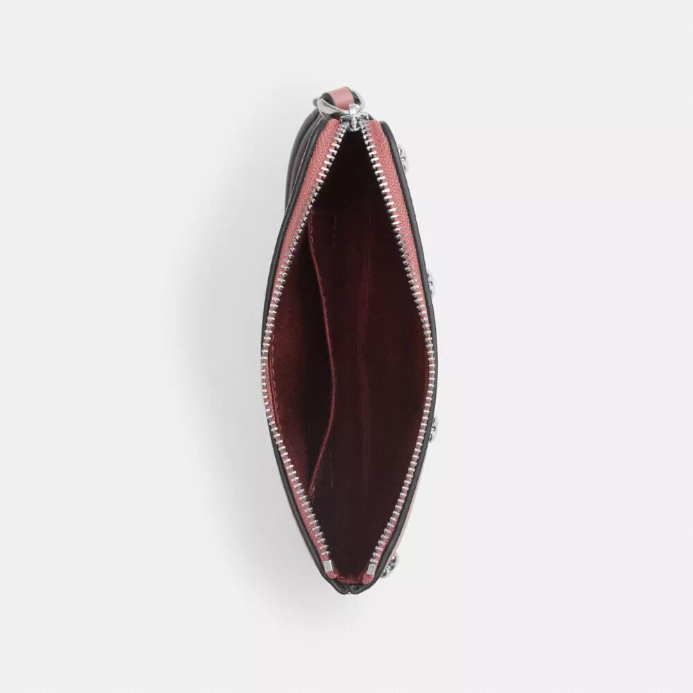 Pochette dragonne à fermeture éclair dans le coin avec rivets en forme de cœur