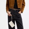 Pochette dragonne à fermeture éclair dans le coin avec rivets en forme de cœur