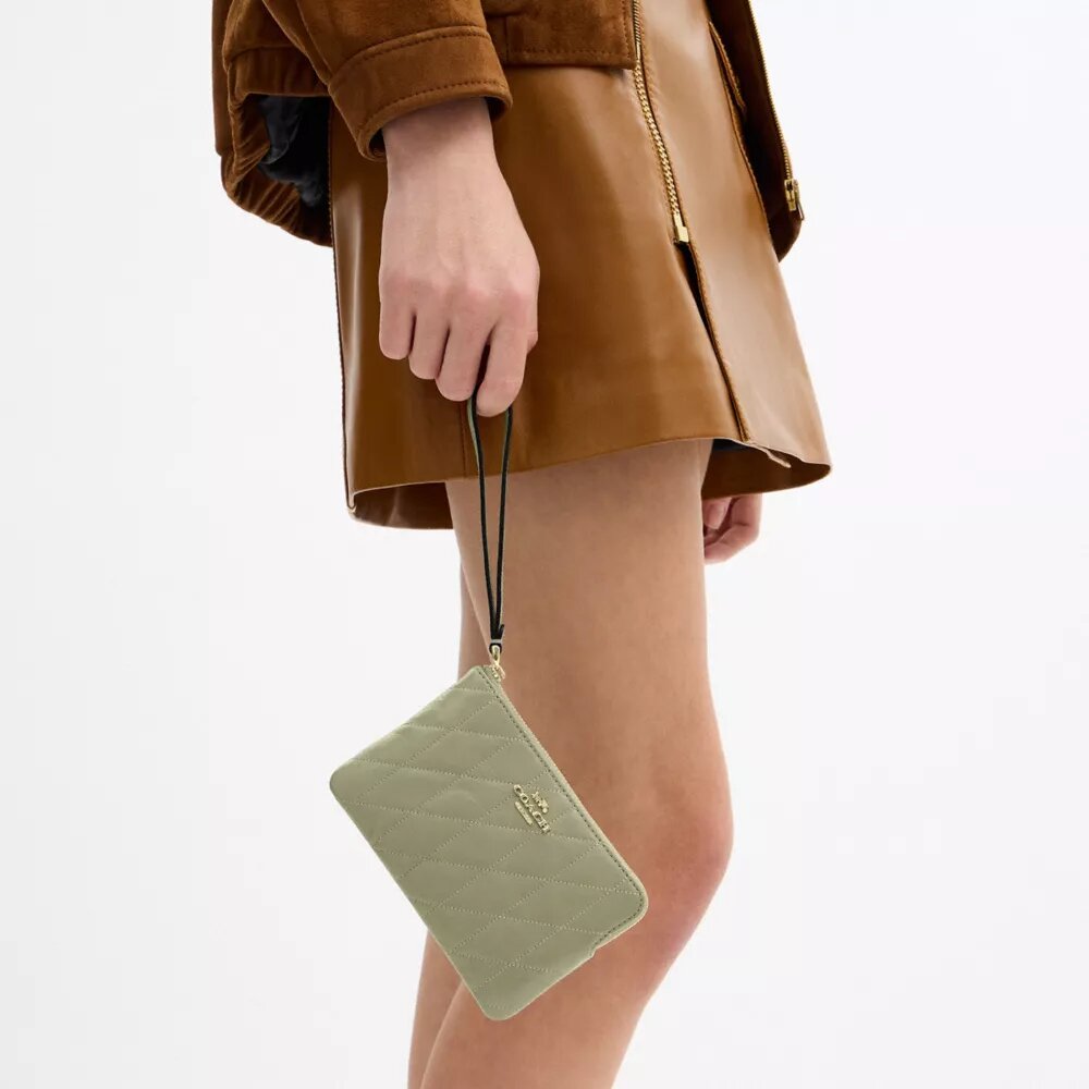 Pochettes dragonne avec fermeture à glissière dans le coin et matelassage