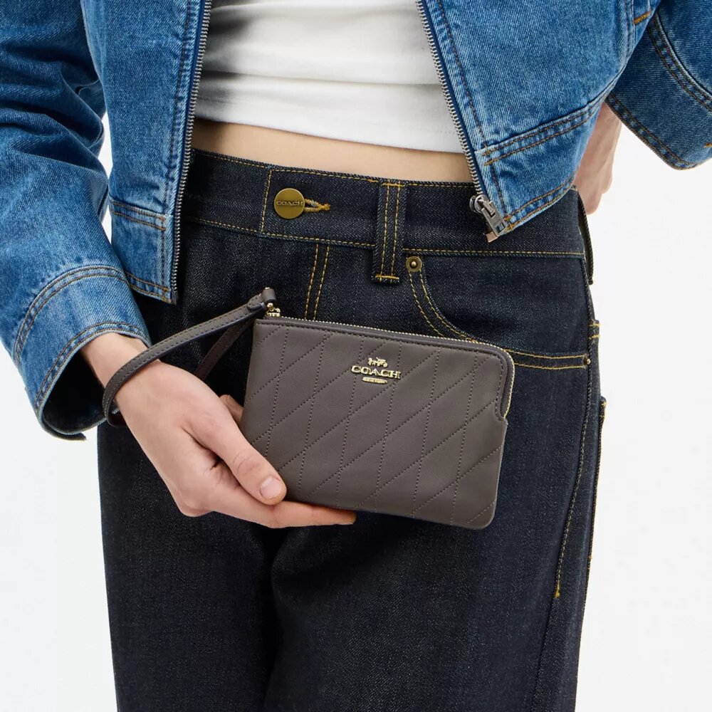 Pochettes dragonne avec fermeture à glissière dans le coin et matelassage