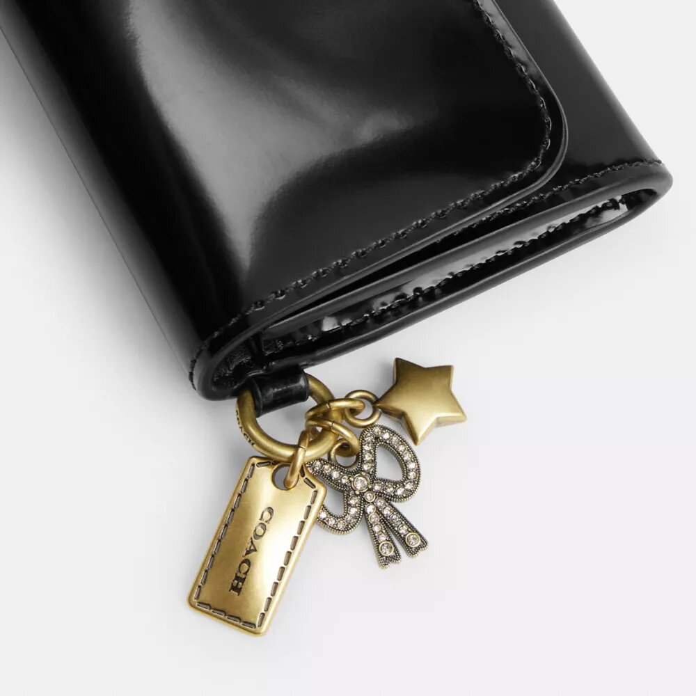 Porte-cartes à rabat Essential avec Charms