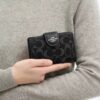 Portefeuille moyen à fermeture éclair d’angle en denim emblématique