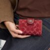 Portefeuille moyen à fermeture éclair d’angle en denim emblématique