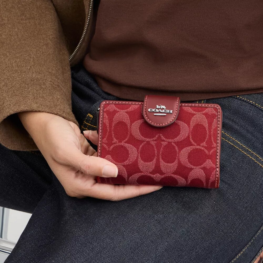 Portefeuille moyen à fermeture éclair d’angle en denim emblématique