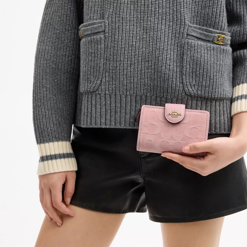 Portefeuille moyen à fermeture éclair d’angle en denim emblématique