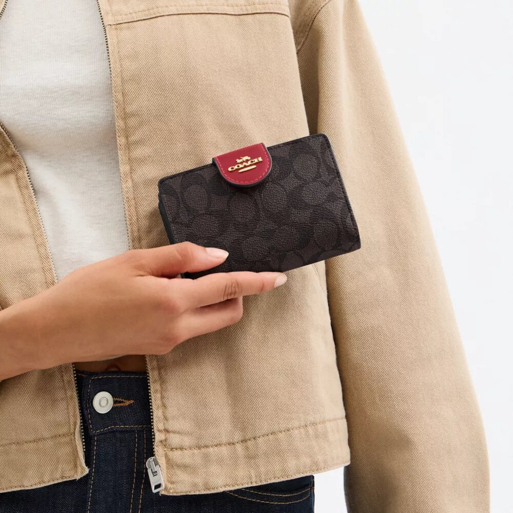 Portefeuille moyen à fermeture éclair dans les coins en Signature Canvas