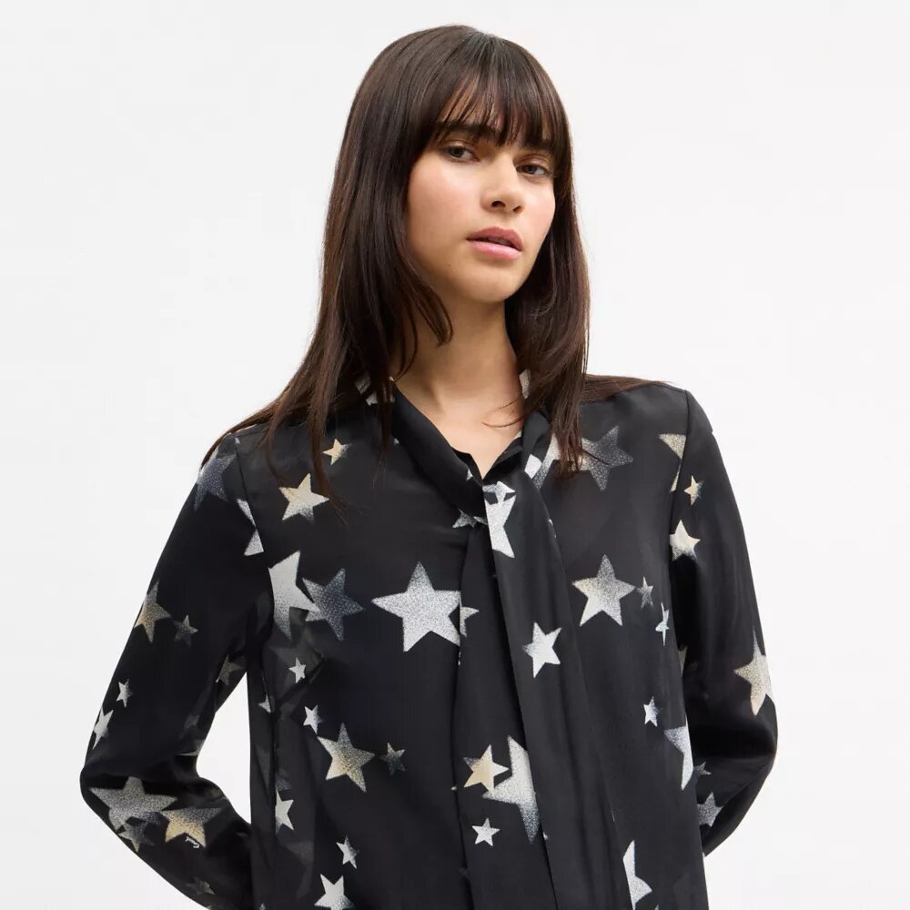 Robe à étoiles et col noué