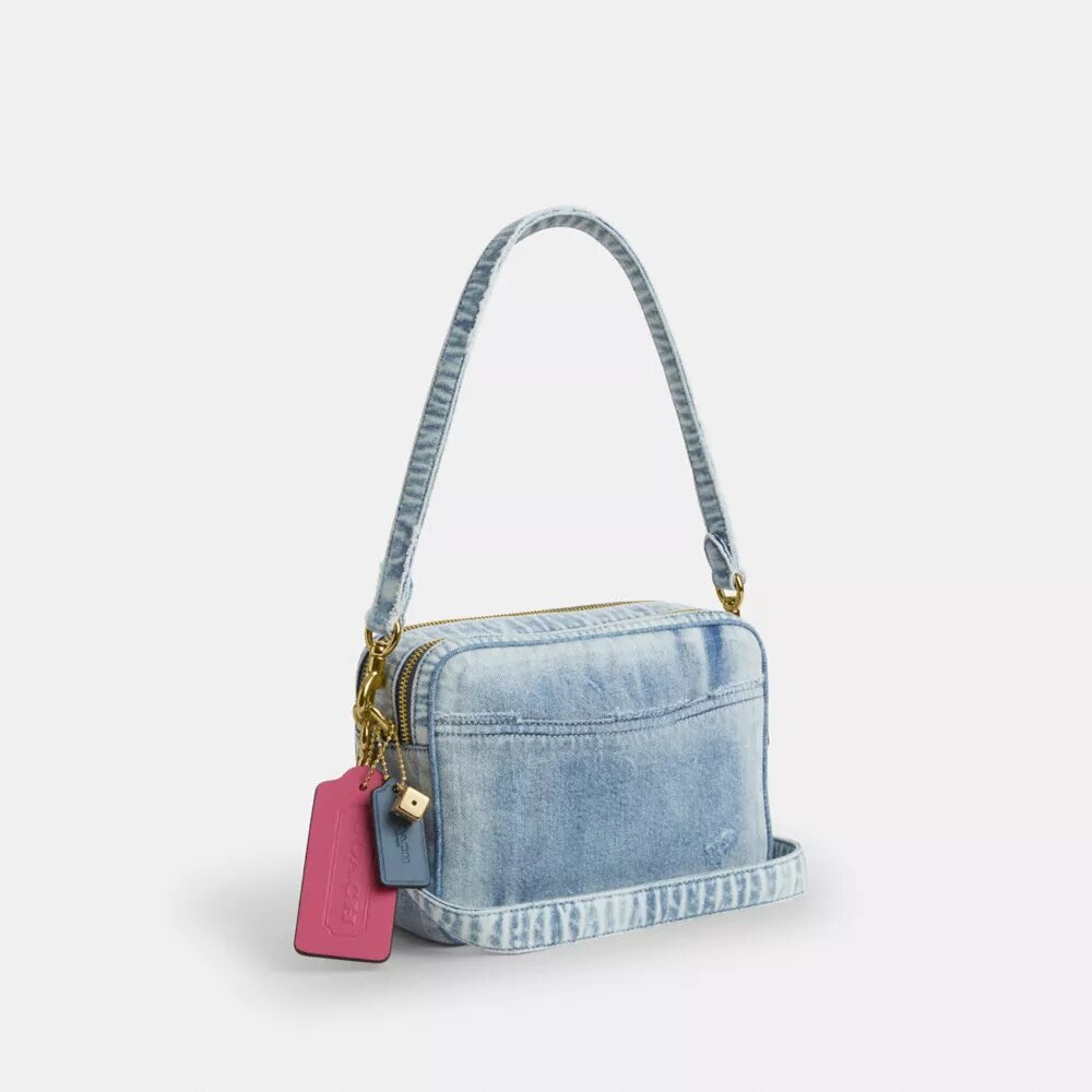 Sac à bandoulière Carey en denim « Loved » avec Charms
