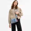 Sac à bandoulière Carey en denim « Loved » avec Charms